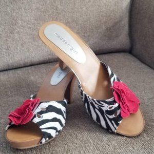 NWOT Madden Girl Black and White Sandal with Red Flower Size 10